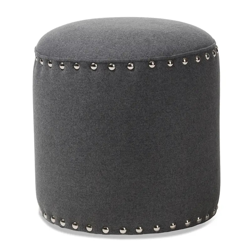 Pouf rotondo rivestito in tessuto con borchie color grigio chiaro