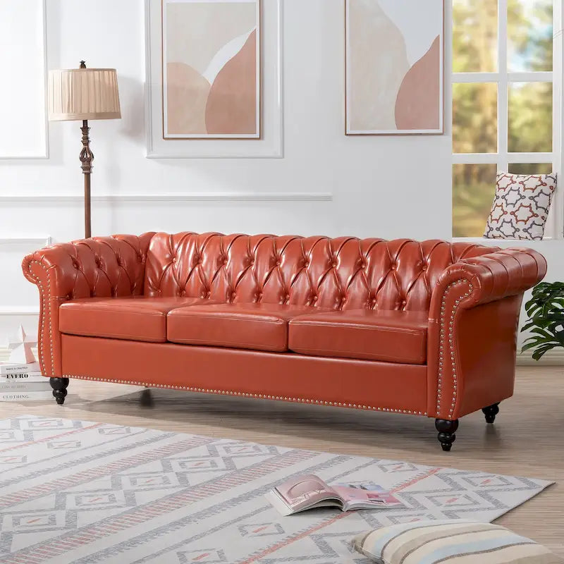 Divano Chesterfield a 3 posti con braccioli arrotolati
