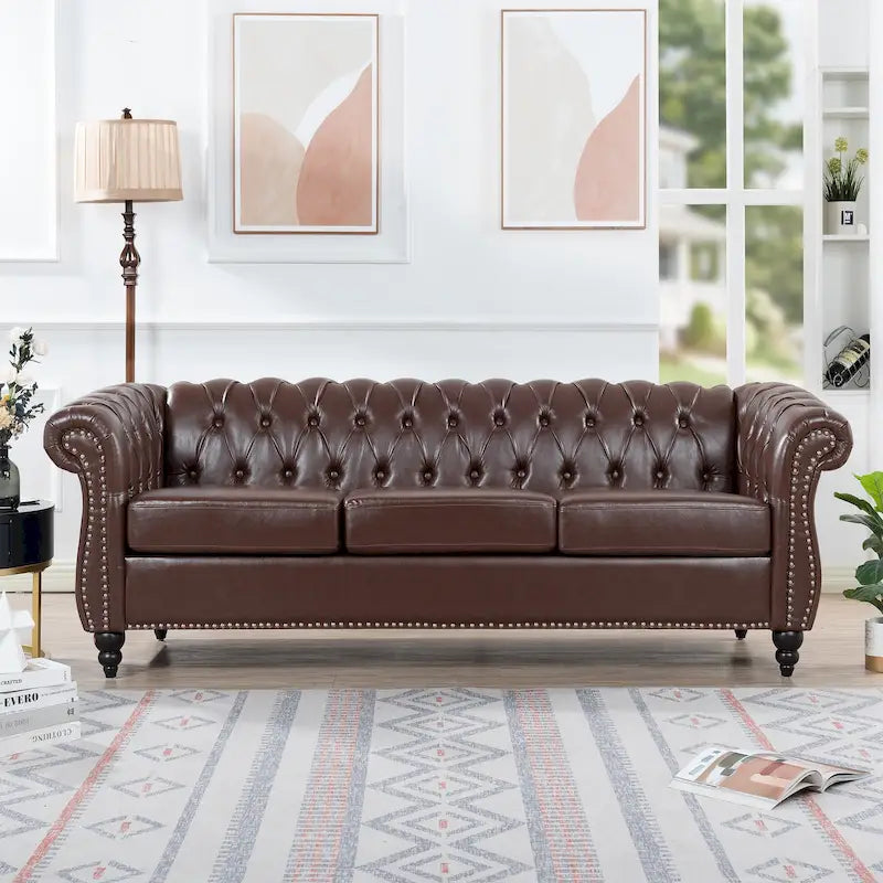 Divano Chesterfield a 3 posti con braccioli arrotolati