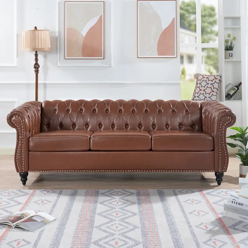 Divano Chesterfield a 3 posti con braccioli arrotolati