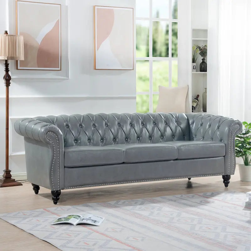 Divano Chesterfield a 3 posti con braccioli arrotolati