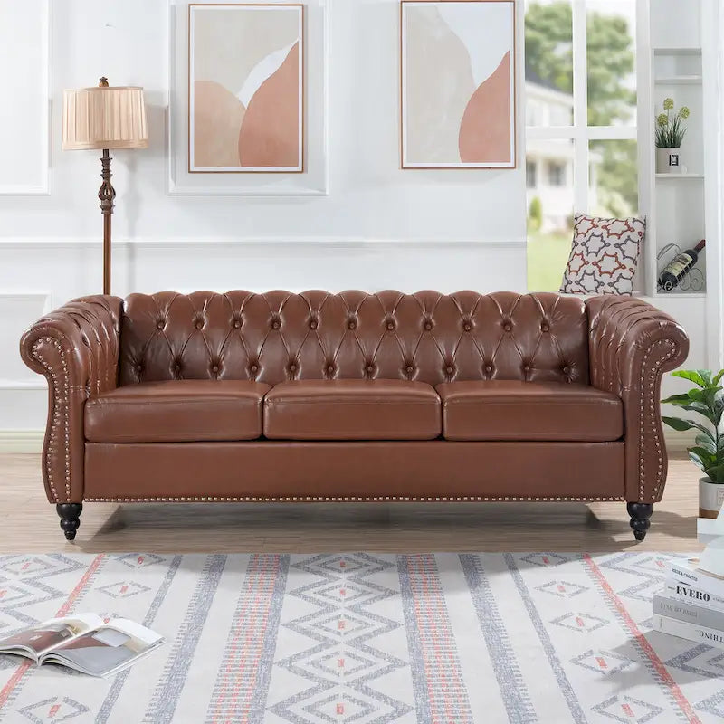 Divano Chesterfield a 3 posti con braccioli arrotolati