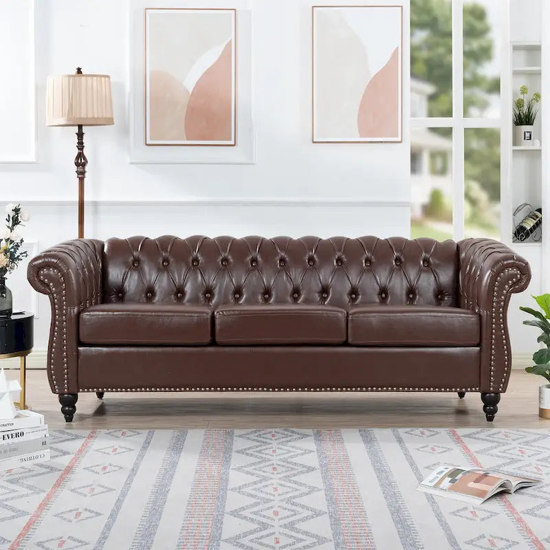 Divano Chesterfield a 3 posti con braccioli arrotolati