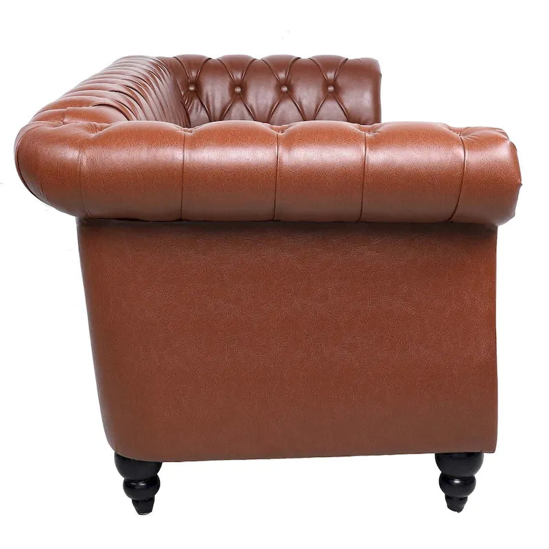 Divano Chesterfield a 3 posti con braccioli arrotolati
