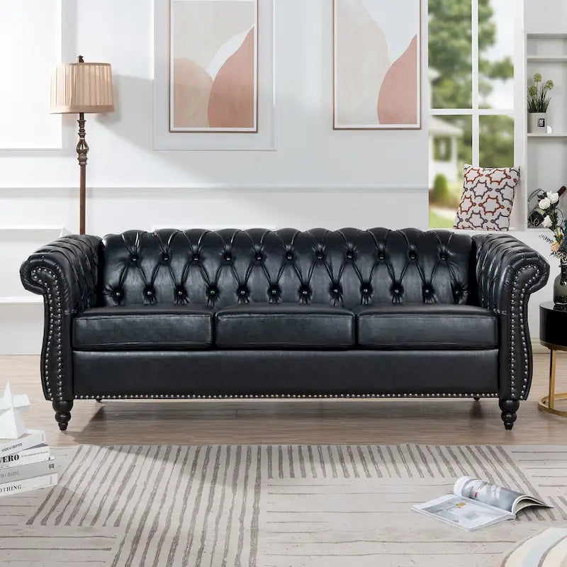 Divano Chesterfield a 3 posti con braccioli arrotolati
